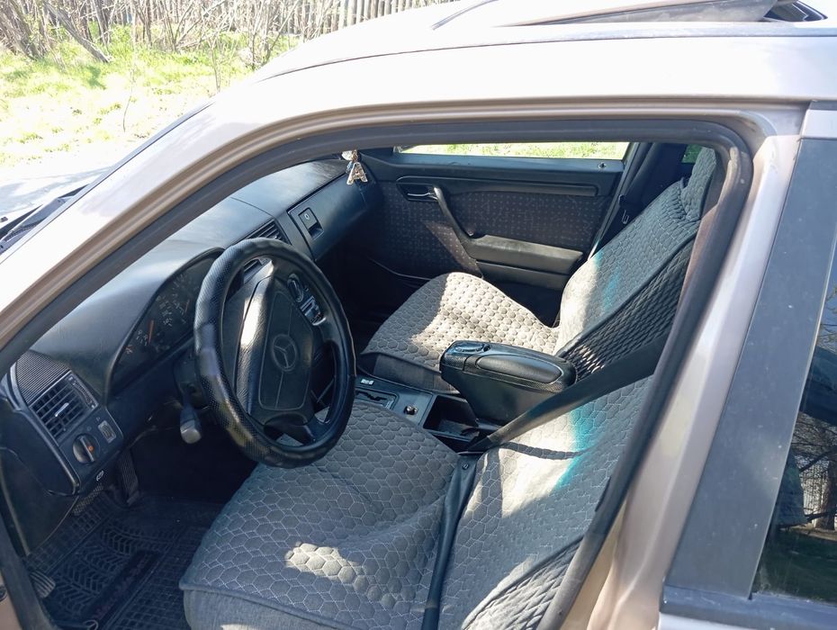 Автомобиль Мерс 200
