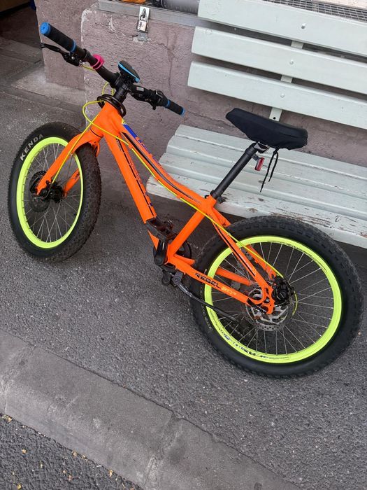 Bicicleta Cross Rebel cu cauciucuri groase