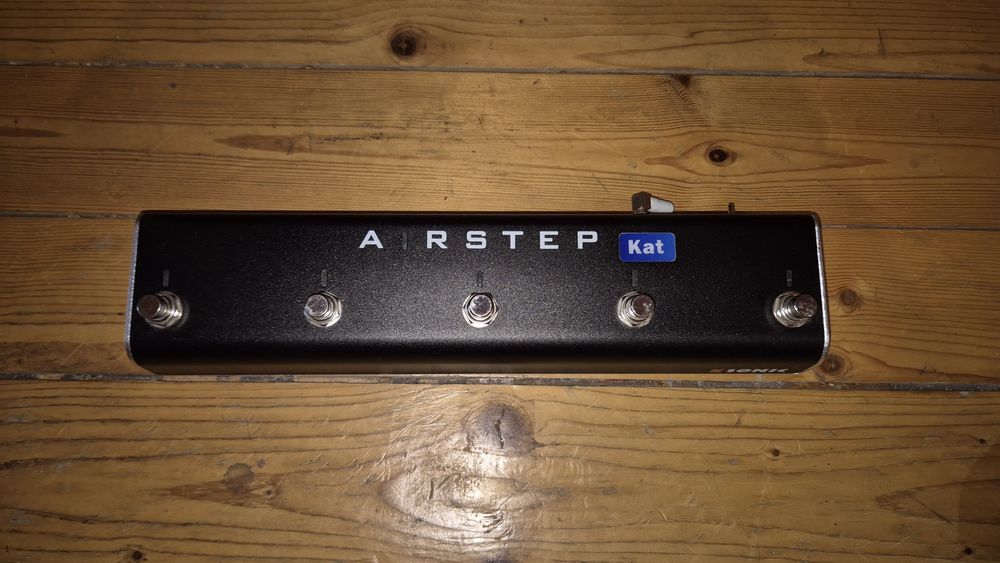 Китарен усилвател Boss Katana 50 MkII + Бежичен футсуич Xsonic Airstep Kat Edition (Комплект)
