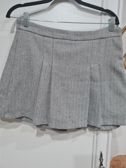 Vand un frumos costum vesta + fusta pantalon