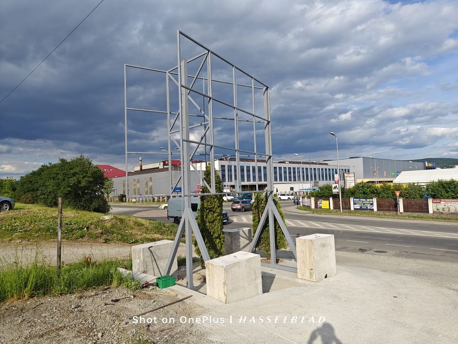 Panou publicitar stradal, totem, reclama