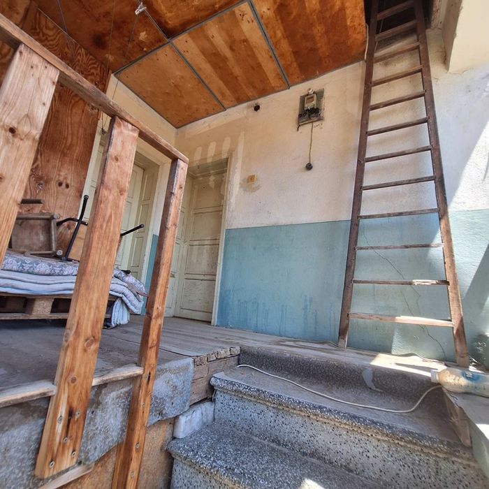 Къща в с. Пещерна! Спокойна и озеленена среда!