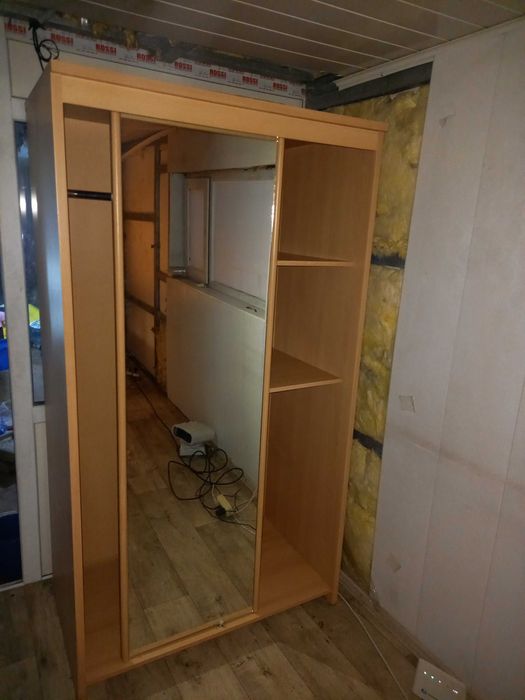 Шкаф с большим зеркалом