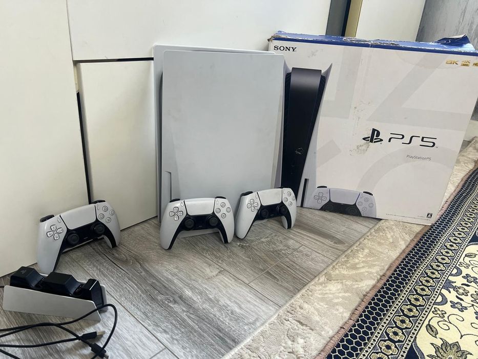 Ps5 с двумя джостиками почти новый
