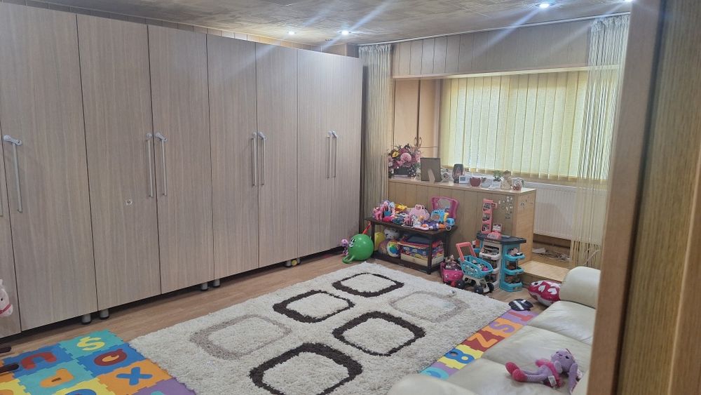 Apartament 3 camere de vânzare