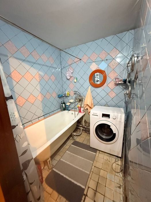 Продаётся трёхкомнатная на м-в Карасу-2