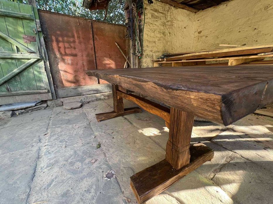 Масивна маса от стари греди