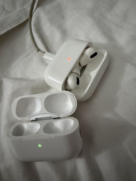 Продам наушники airpods