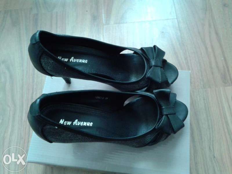 Отворени обувки на висок ток