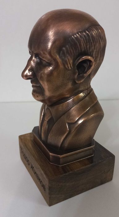 Бюстове на революционери-Ленин,Че Гевара,Атататюрк