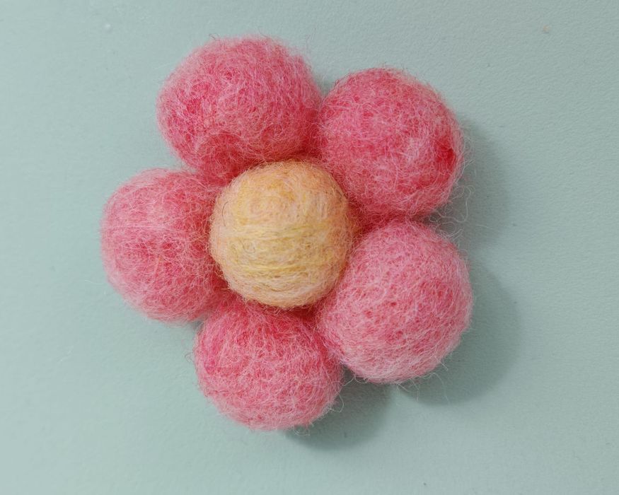 Broșe Handmade din Lână Împâslită – Modele Unice și Delicate