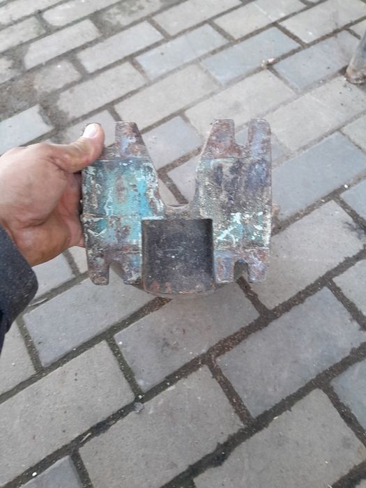 Vand 9 adapatori de 2l din fonta.