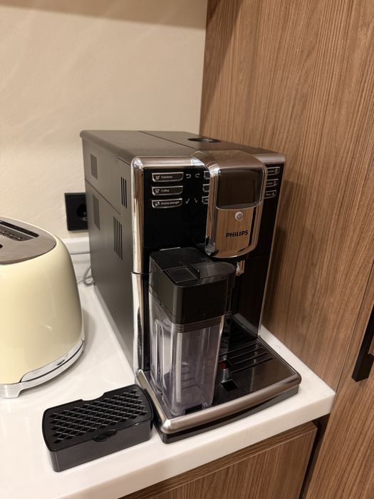 Подам кофемашину  philips