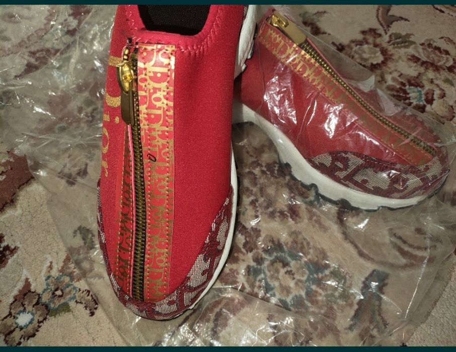 Кроссовки белые.