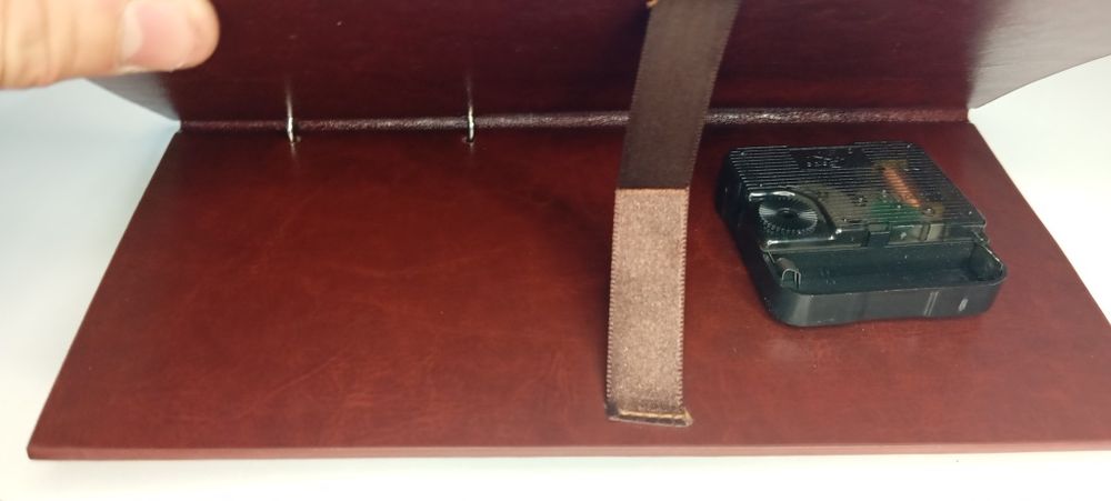 Часы настольные {Эко-Кожа}