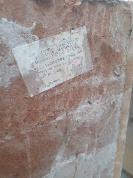 Vand fereastra cu tamplarie din lemn si geamuri duble pt baie /camara