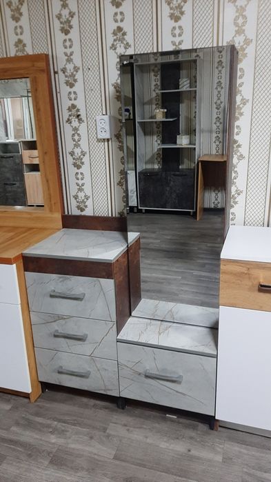 Продаётся камод прихошка книжний полка обувнитца.
