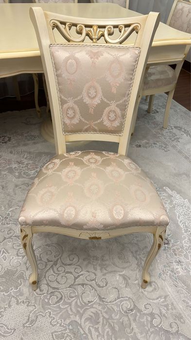 Стол с стульями