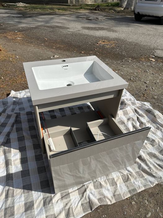 Продаётся подвесная раковина с тумбой для ванной