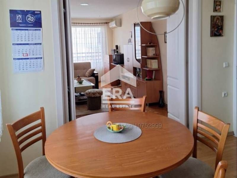 Тристаен апартамент до у-ще Св.,, Иван Рилски,,