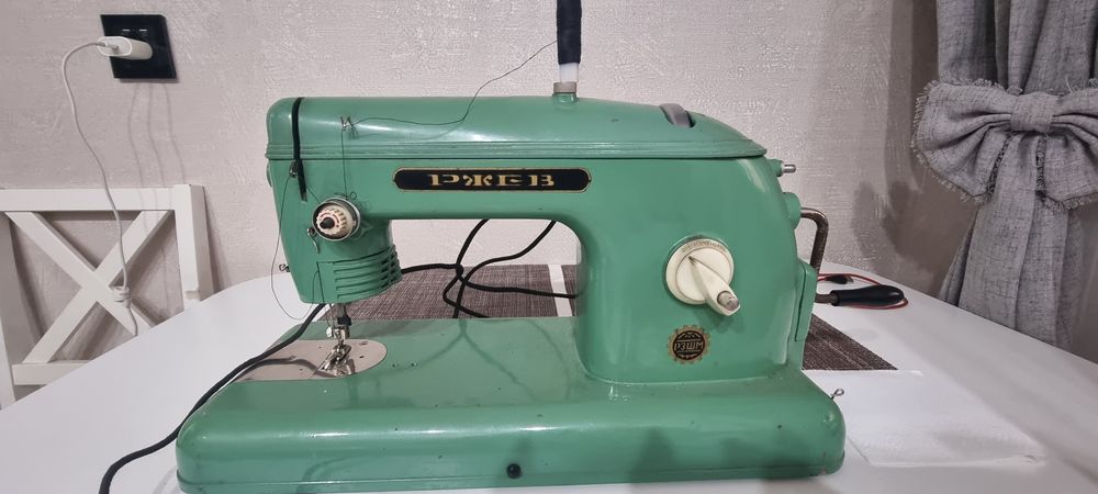 Продам швейную машинку
