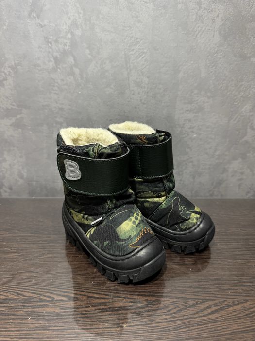 Продам детские ботинки