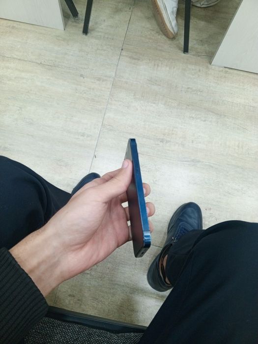 iPhone 12 mini.     *