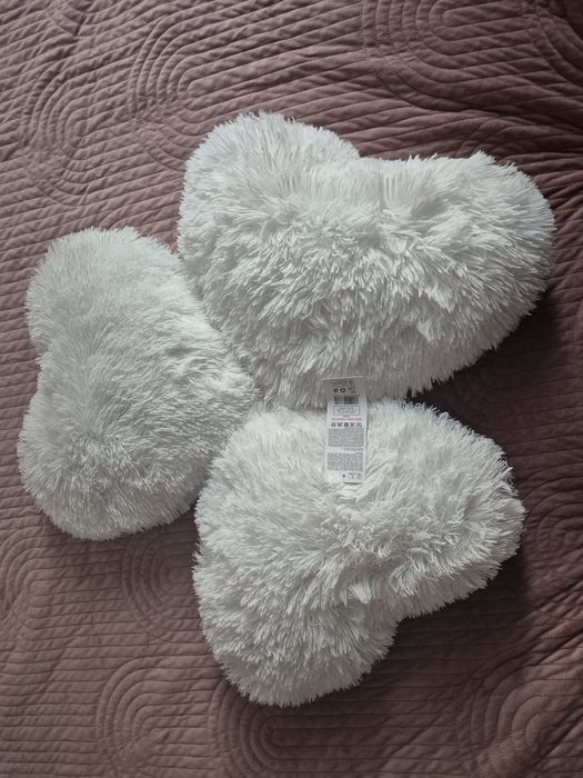 Set 3 perne decorative în formă de inimă, blăniță albă pufoasă