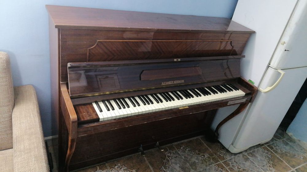 Пианино продам..