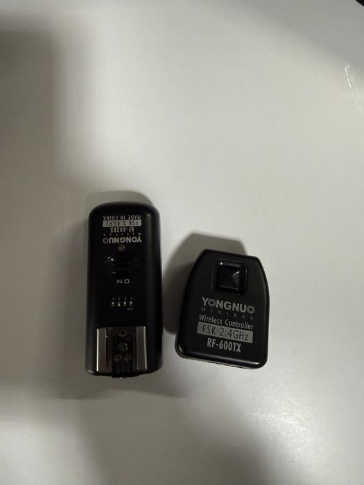 Vand kit foto Canon EOS 60D + obiectiv + blit detasabil