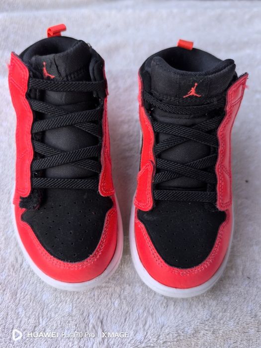 Обувки за момче 26 номер nike air Jordan и adidas terex gore tex