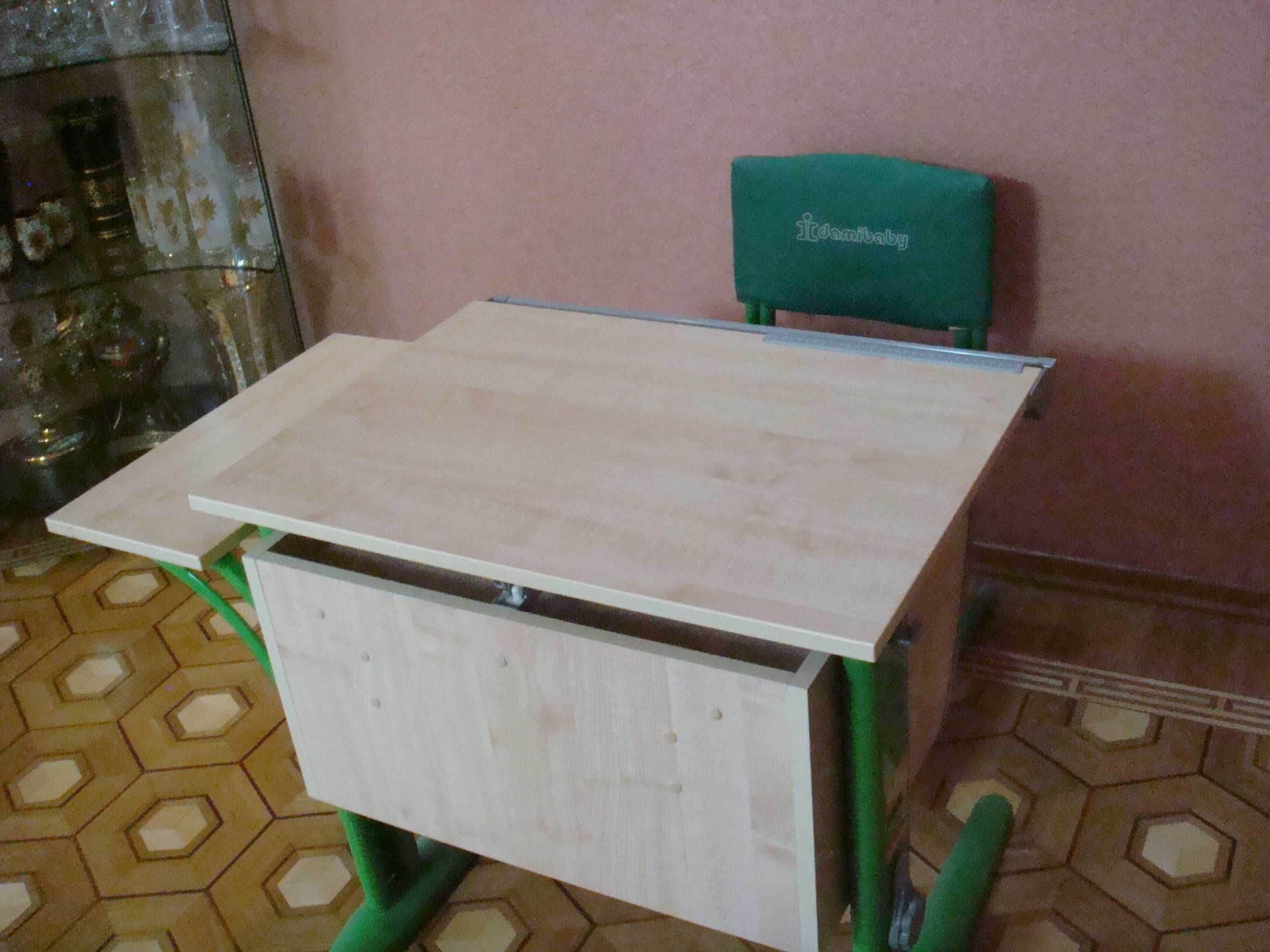 школьница на парте Одноместная индивидуальная парта школьника письменный стол ученика - Мебель  для гостиной Актобе на Olx