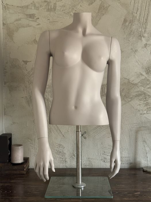 Манекен торс, 2 броя мъжки и 2 дамски. Гъвкави дървени ръце за манекен.