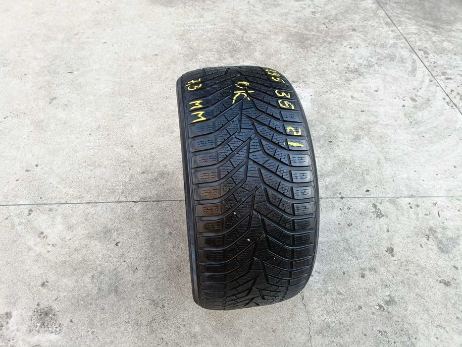 O anvelopa de iarna 295 35 21 Yokohama BluEarth Winter 7,3 mm