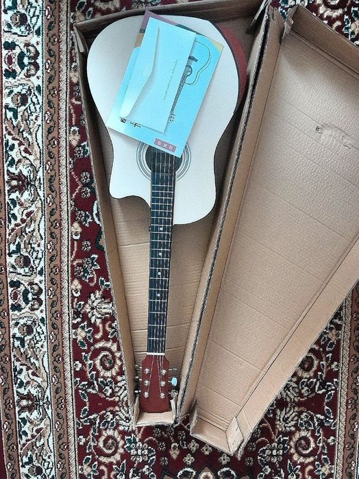 Yengi gitara srochna sotiladi