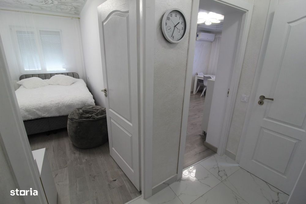Vând apartament 3 camere în Hunedoara, zona Micro1-Teatru, etaj 4...