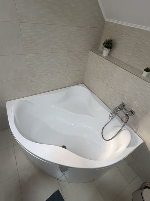 Cada baie simetrica pe colt