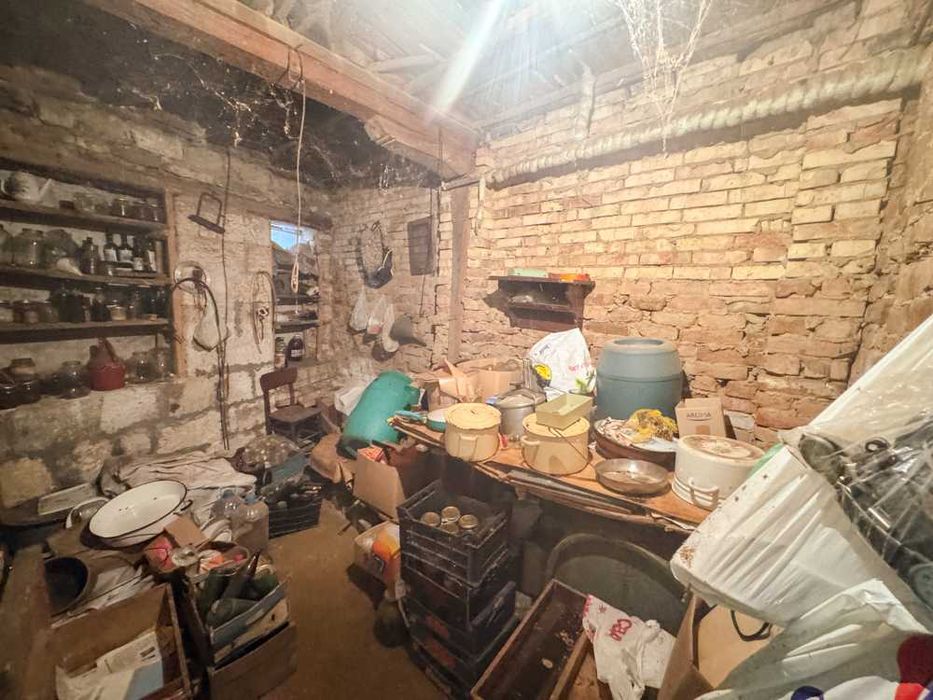 Kъща с 3 спални, гараж и стопански постройки в живописното село Червен