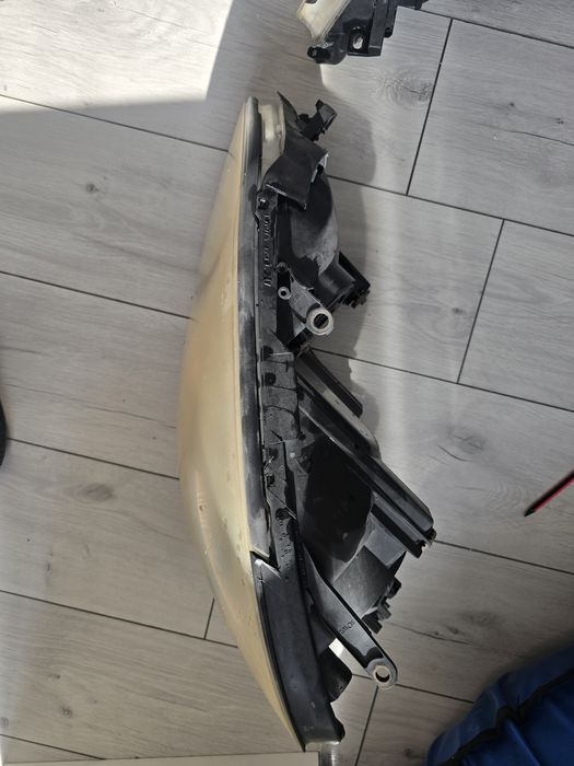 Продам фары от Авенсис версо