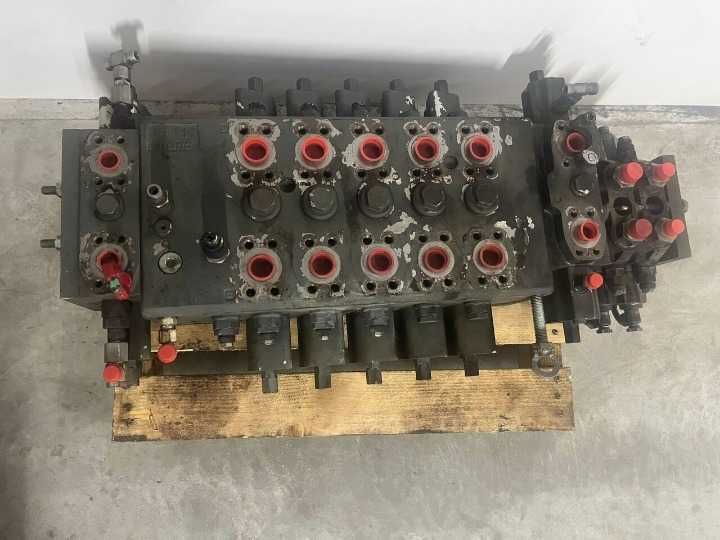 Distribuitor hidraulic LIEBHERR 11113870 -Piese de schimb LIEBHERR