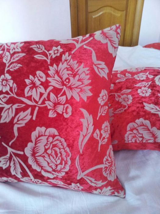 Продам две декоративные подушки, новые.