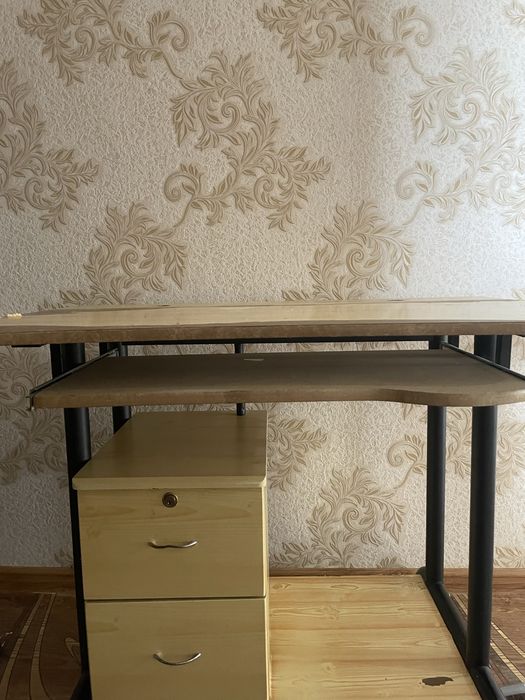 Компьютерный стол, стеклянная подставка по ТВ, книжные полки