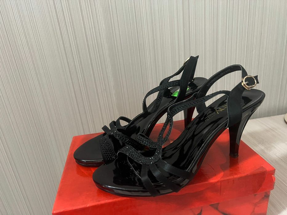 Продам босоножки