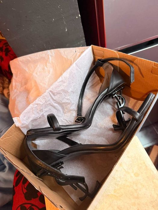 Чисто нови дамски обувки с ток