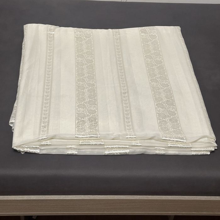 Белая тюль с орнаментом