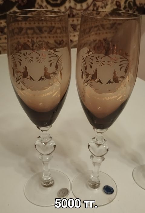 Продаются чайные наборы, разная посуда.