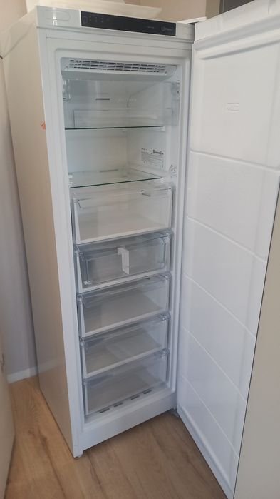 Продам морозильник indesit