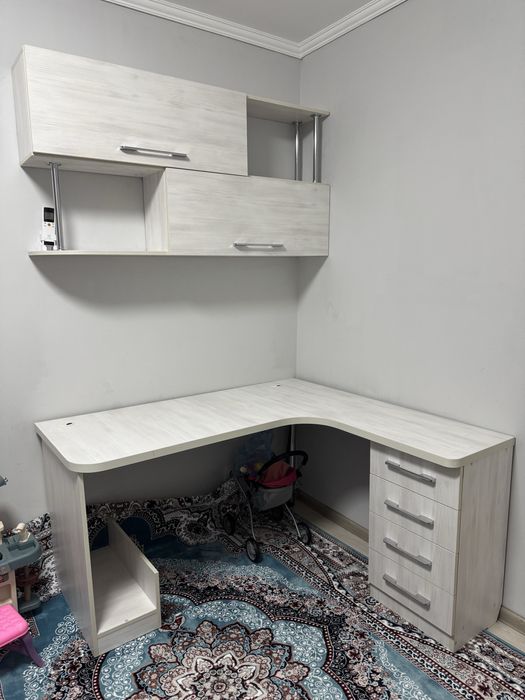 Продаю навесную тумбочку со столом