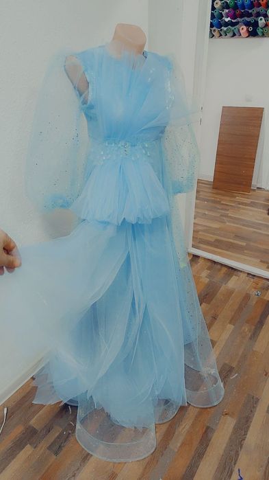 Oqshom libosi sotiladi