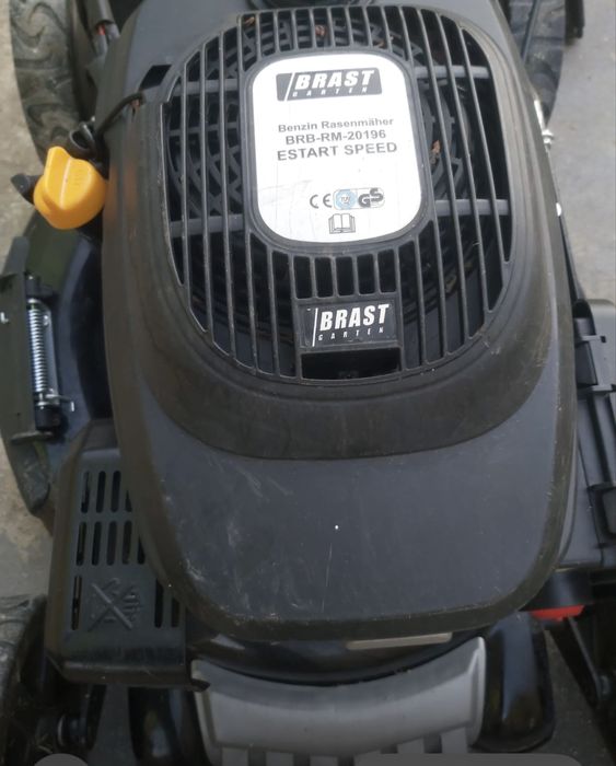 Masina tuns iarba cu tractiune